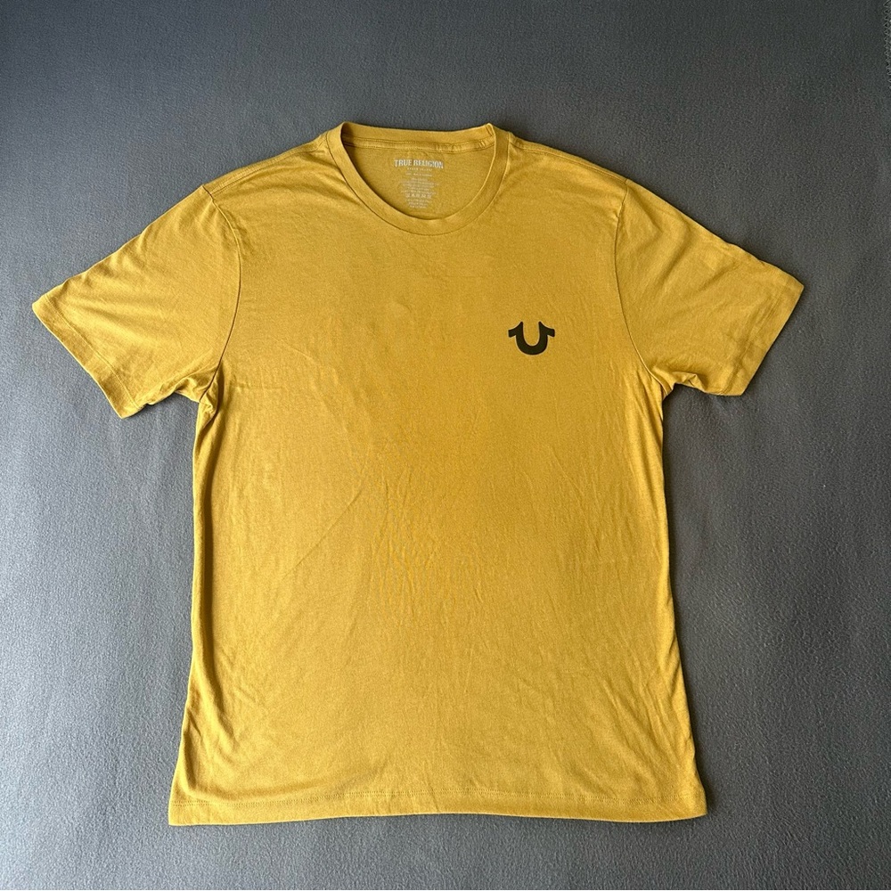 True Religion Men T-shirt Size L Mustard Horseshoe Logo Short Sleeve